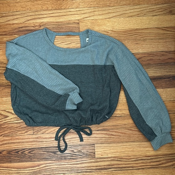 Hollister Tops - 👚3/$20👚 NWOT Hollister Plush Color-Block Cut-Out Shirt